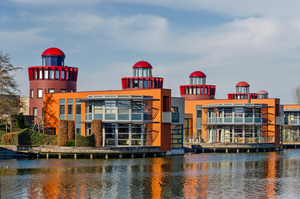 Moderne woningen met rode torentjes aan het water in Carnisselande