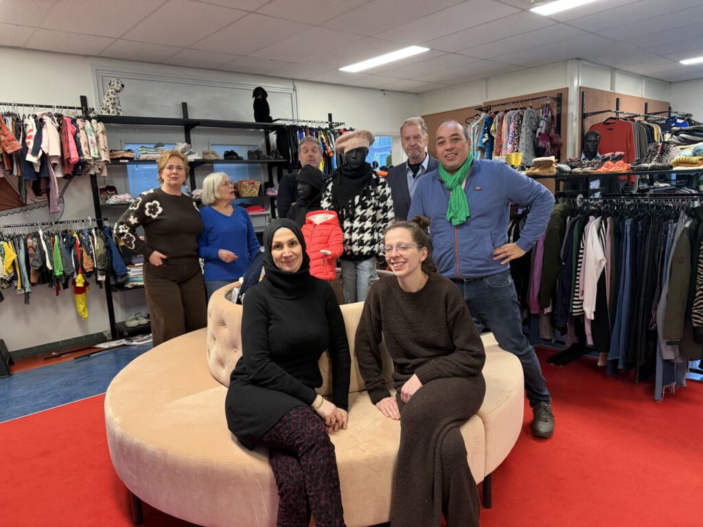 D66 Barendrecht op bezoek bij Kledingbank Uniek