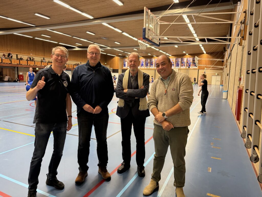 Vier mannen in sporthal De Driesprong in Barendrecht