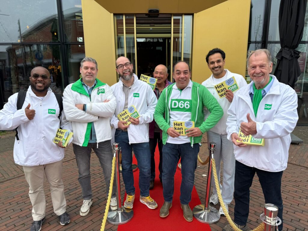 Team D66 Barendrecht deelt flyers uit in het centrum
