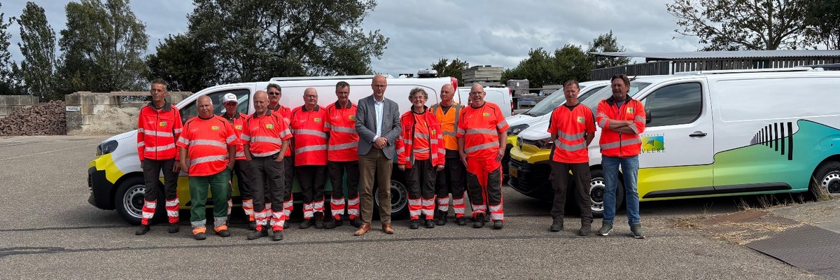 Buitendienstmedewerkers van de gemeente Veere en Orionis tonen hun nieuwe bedrijfskleding.