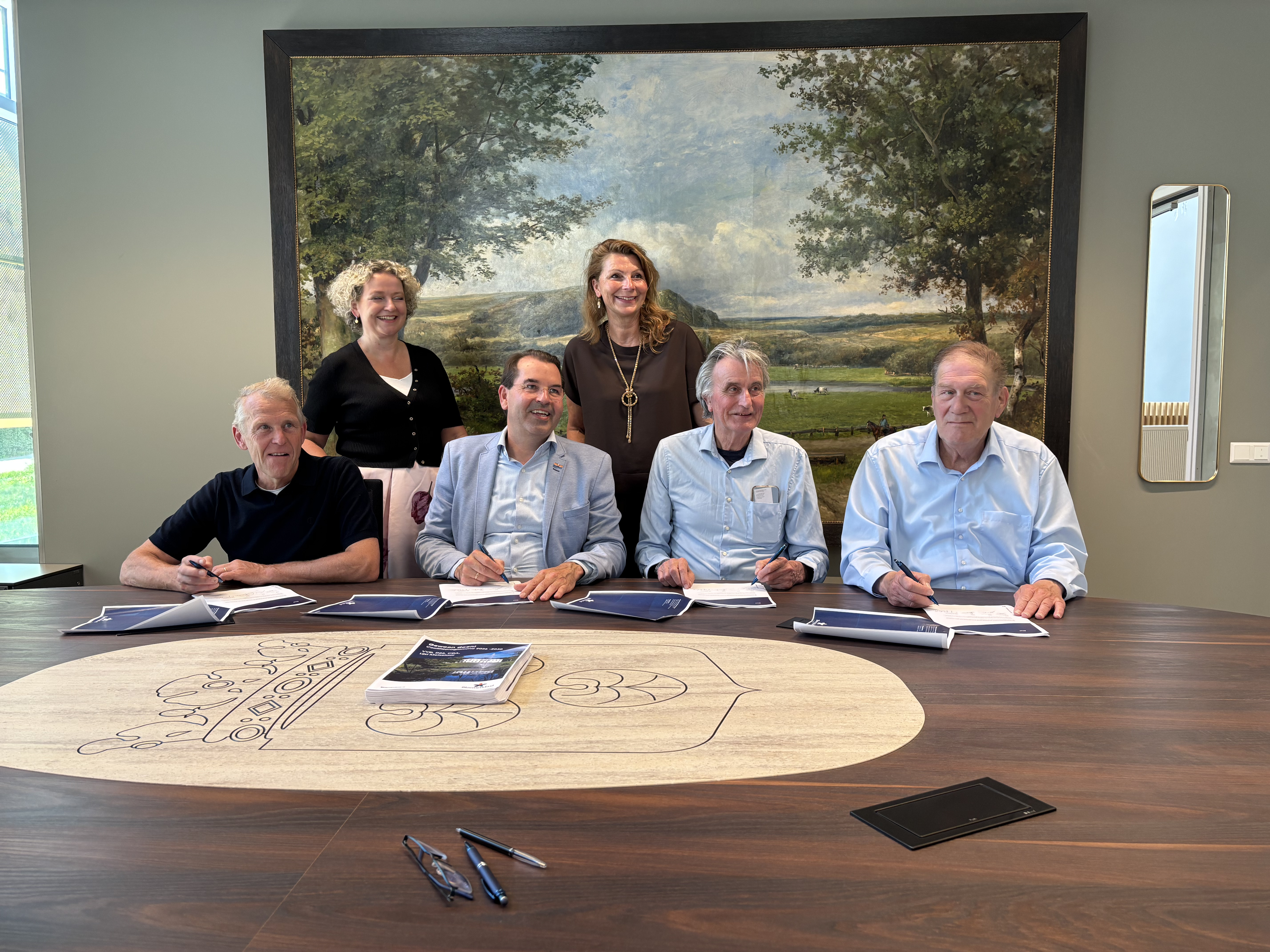 Ondertekenaars van het coalitieakkoord 2026-2030 voor de Gemeente Bloemendaal met de (kandidaat) wethouders erachter.