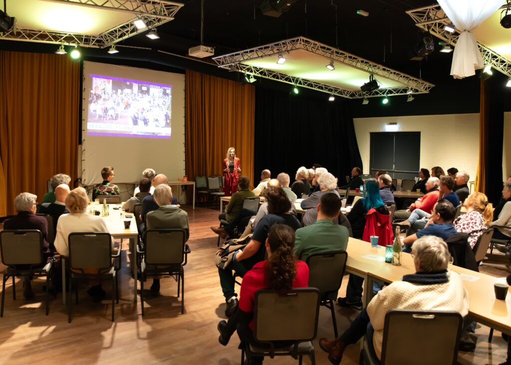 Volle zaal in HF Witte, bijeenkomst Burgerberaden met Eva Rovers.