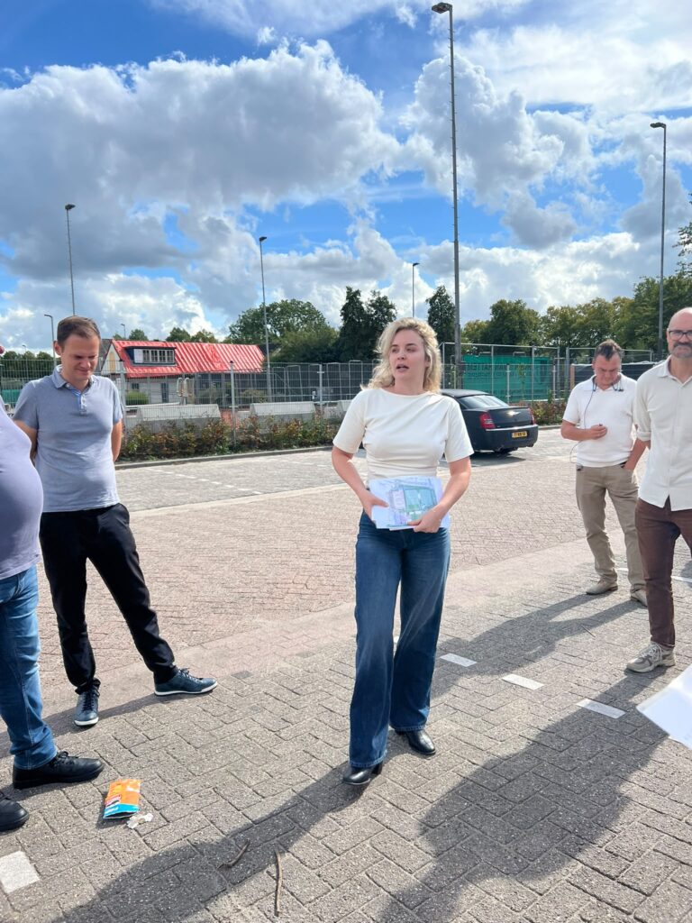 De delegatie wordt bijgepraat over de ontwikkelingen op Sportpark Zuilense Vecht.