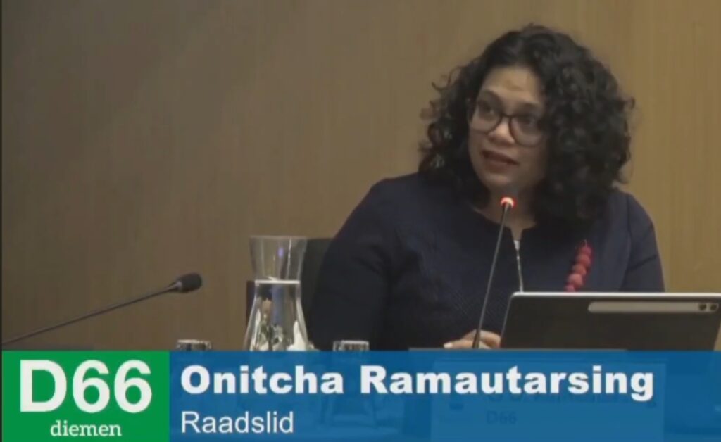 Onitcha Ramautarsing tijdens de raadsvergadering op 5 februari 2026