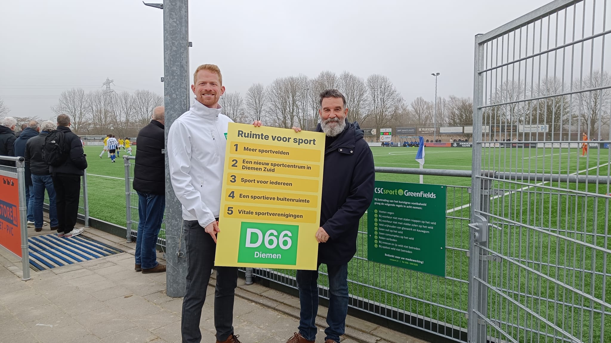 D66 Diemen — D66 overhandigt sportstandpunten aan SV Diemen en de Meeuwen