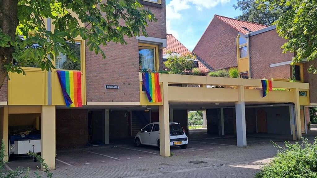 Kasbah Hengelo met regenboogvlaggen