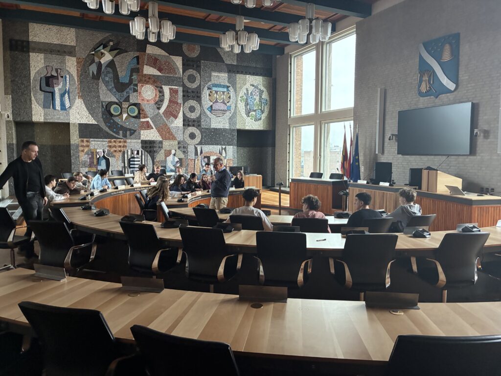 Leerlingen van het Bataafs Lyceum in de raadszaal van Hengelo