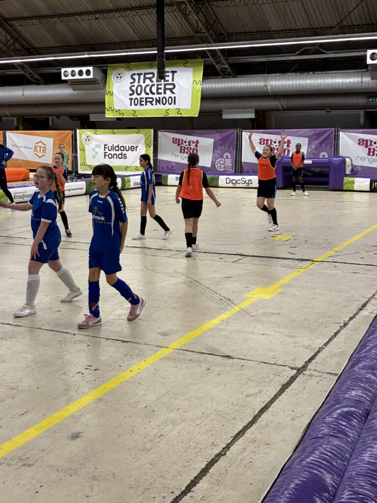 Voetballende kinderen tijdens het Streetsoccer toernooi.