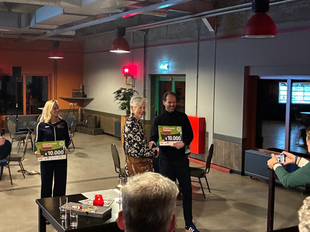 Opbrengsten sponsoring voor Jeugdfonds en Special Heroes.