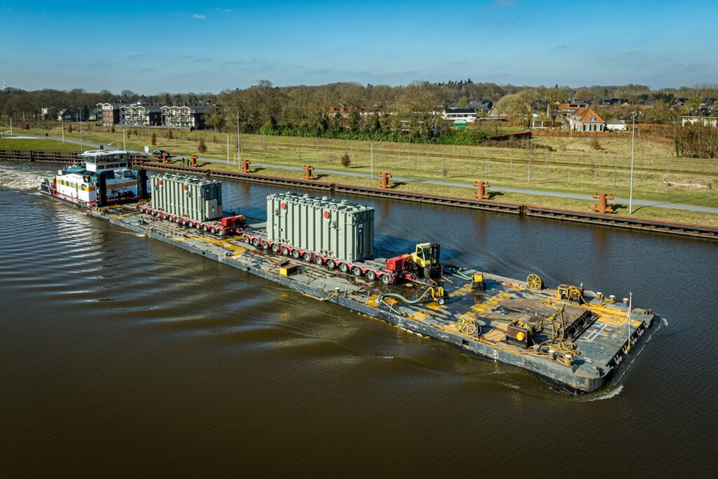 Transformatoren worden vervoerd op een binnenvaartschip.