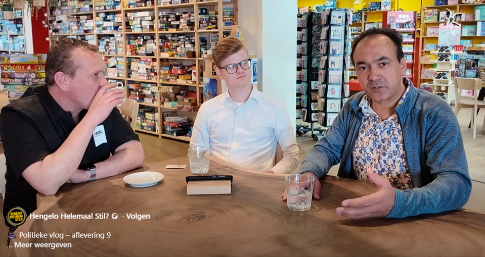 Sven Koornstra en Sebastiaan van der Pal in gesprek met Tijs Jagers van Hengelo Helemaal Stil.