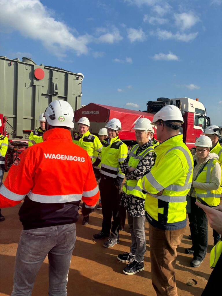 Wethouder Traag in gesprek met bouwers.