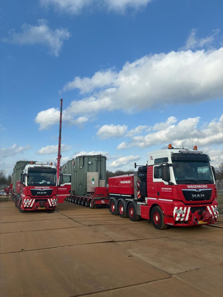 Wegtransport van de nieuwe transformators.