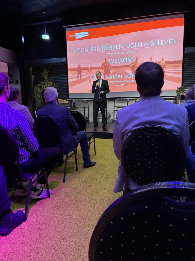 Burgemeester Schelberg opent de bijeenkomst.