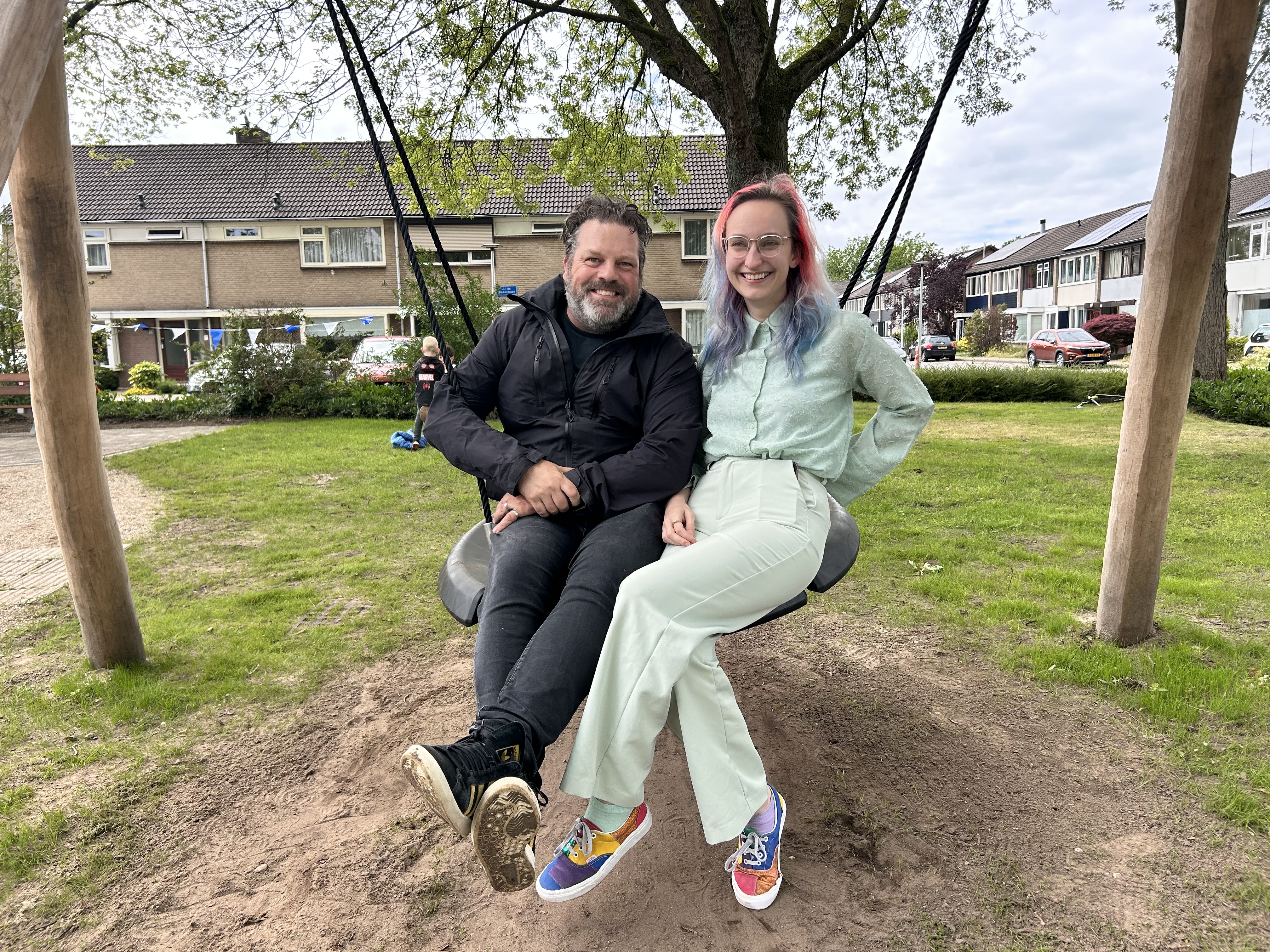 Raadsleden Remko Lulof (D66) en Nicolien Boekhoudt (GL-PvdA) bij de nieuwe speelplek aan de Nicolaas Beetsstraat.
