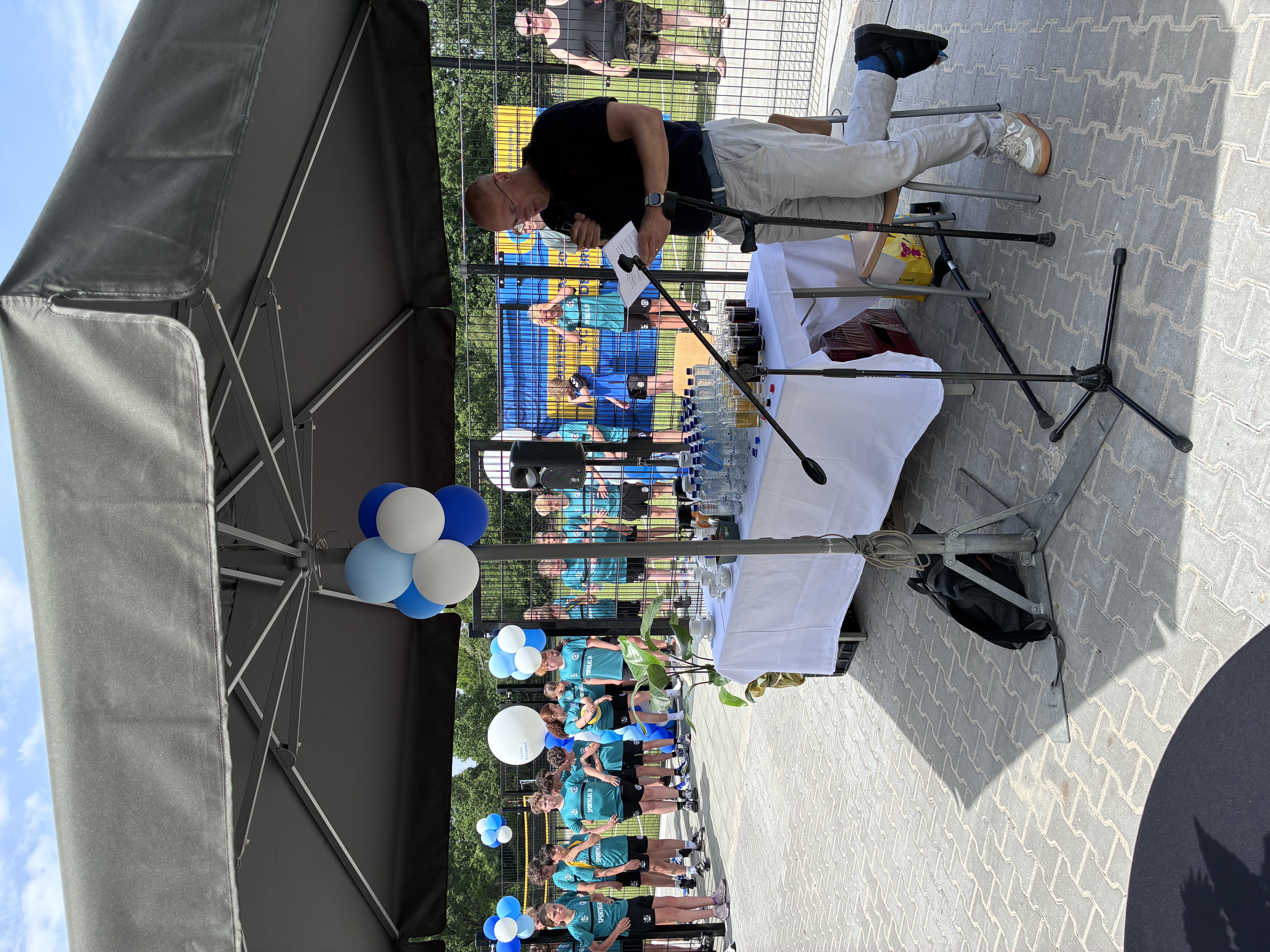 Directeur Rik Schulten opent het sportveld met een speech.
