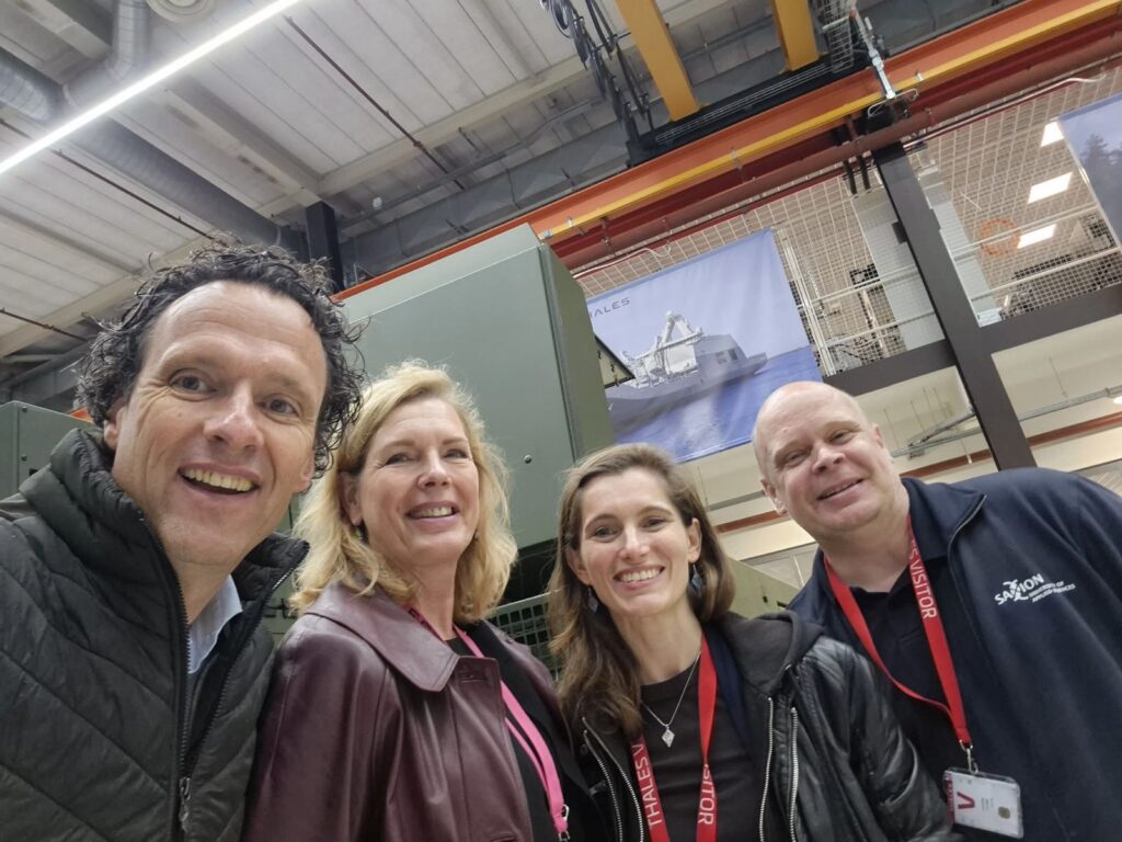 Onder andere Tweede Kamerlid Michelle Jagtenberg en D66 Hengelo fractielid Gerald Ebberink op werkbezoek bij Thales in Hengelo.
