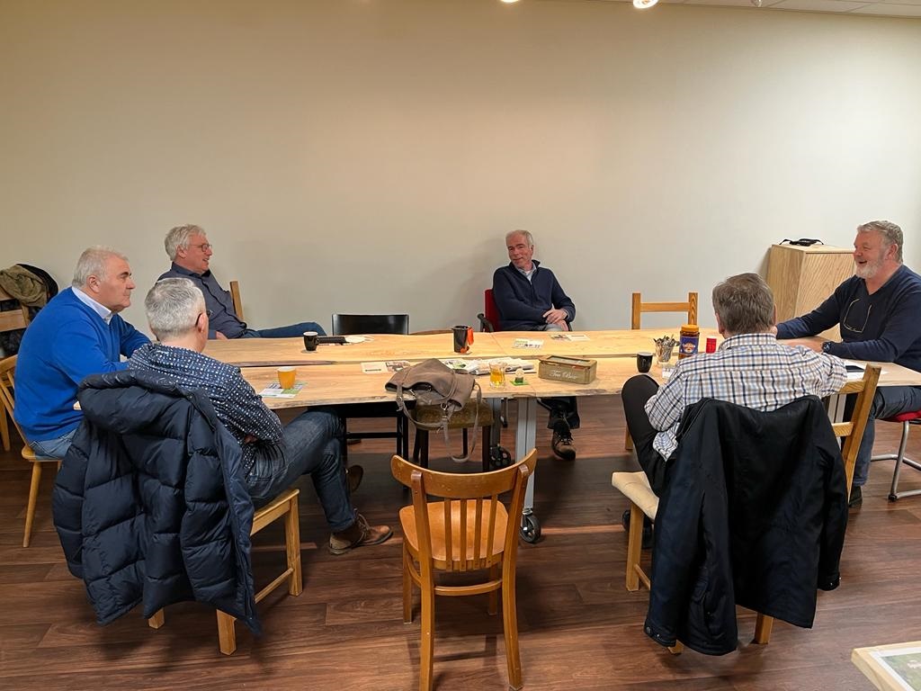 Gesprek tussen D66 en Stichting Duurzaam Steenwijkerland rond een tafel.