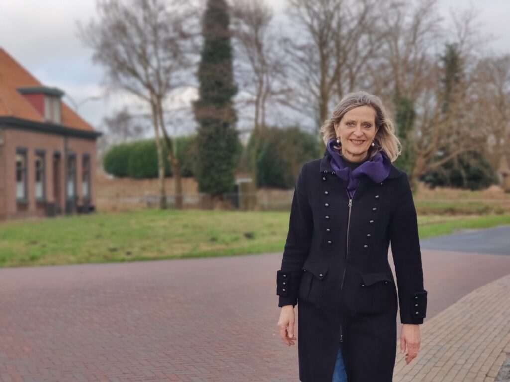 Emmy Elgersma van D66 Steenwijkerland wandelend in een dorpse omgeving