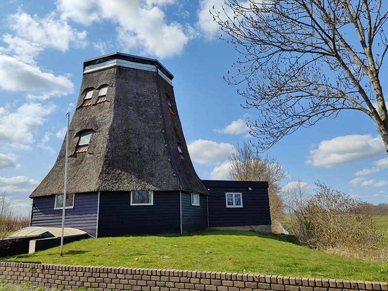 De Gieterse Koornmeule in Giethoorn, een karakteristieke molen met rieten kap.