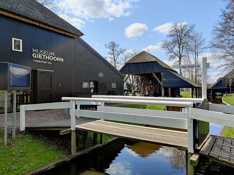 Museum Giethoorn ’t Olde Maat Uus met brug over gracht en historische boerderij.