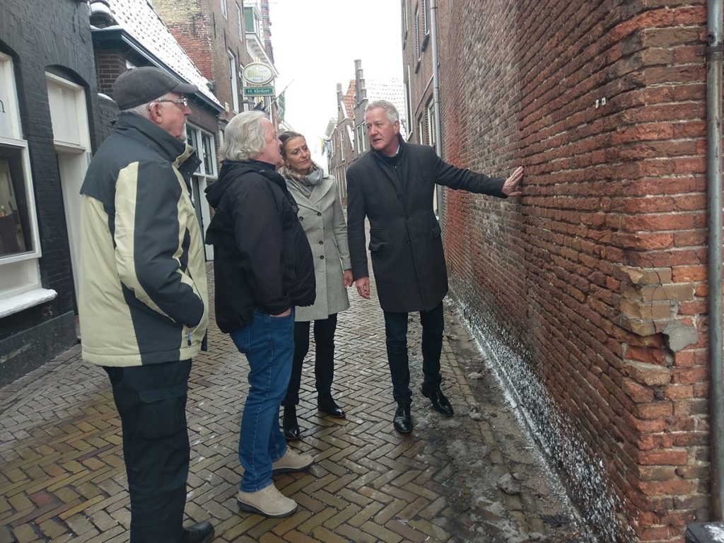 Statenlid Wybren Bakker bezoekt Blokzijl voor gesprek over de rondweg.