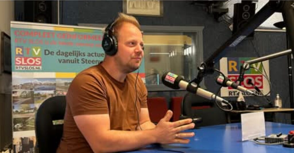 Thom de Vries-ten Klooster, lijsttrekker van D66 Steenwijkerland, tijdens een radio-interview in de studio van RTV SLOS
