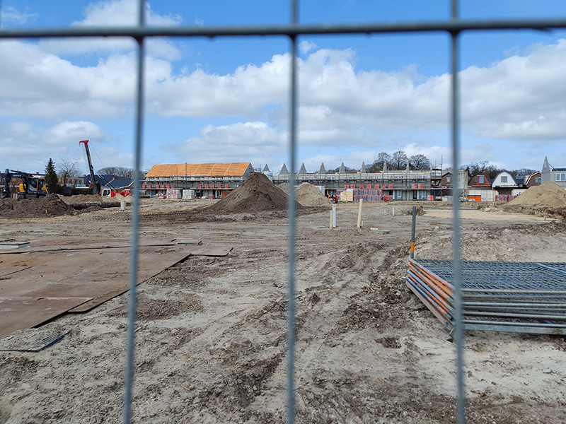 Nieuwbouwlocatie met woningen in aanbouw in Steenwijk.