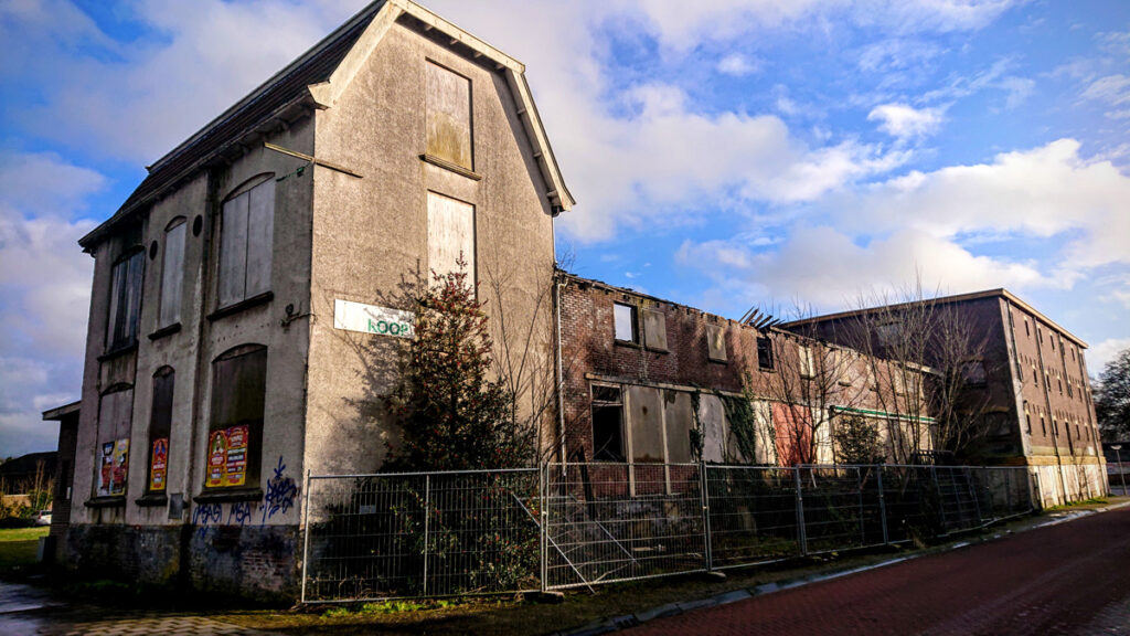 Leegstaand gebouw in Steenwijk.
