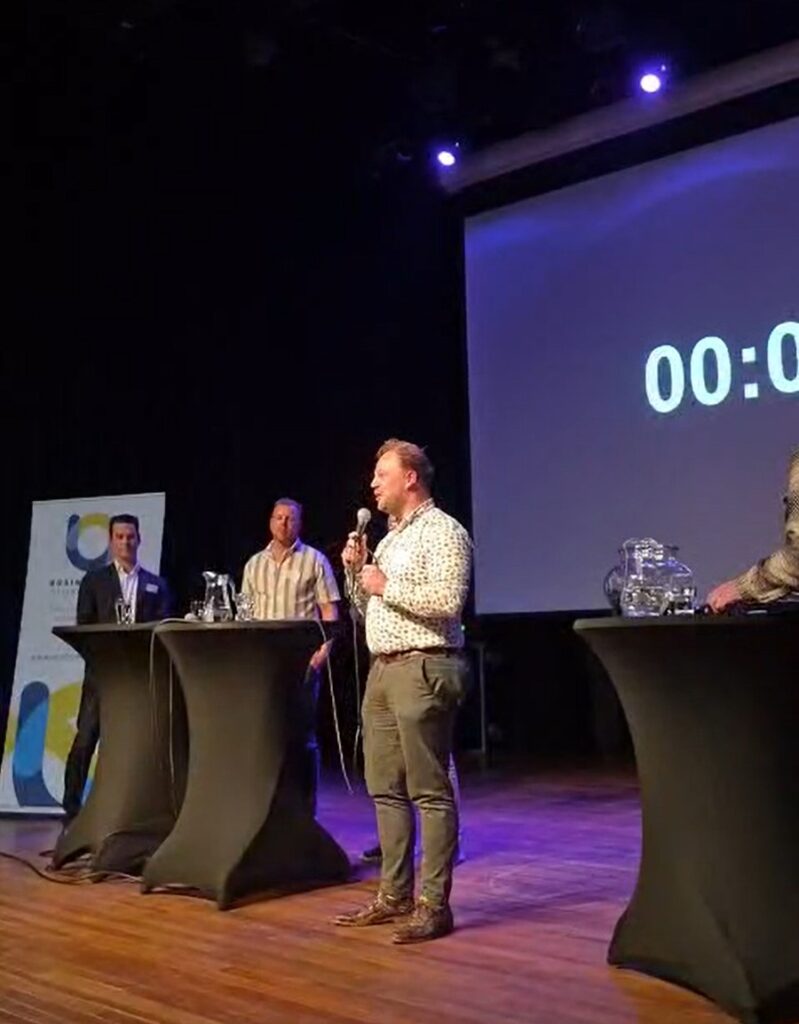 Thom de Vries-ten Klooster geeft pitch tijdens debat Businessclub Steenwijkerland