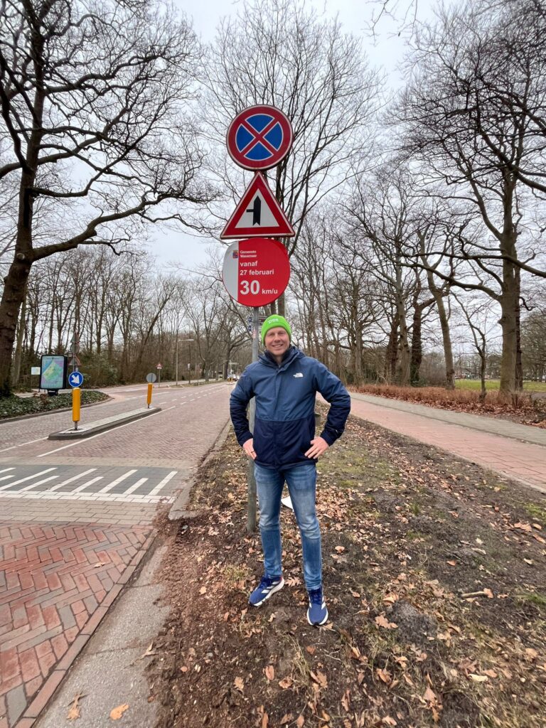 Rogier Krabbendam bij een 30km bord