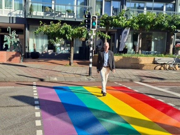 Dorus Klomberg op regenboogoversteek