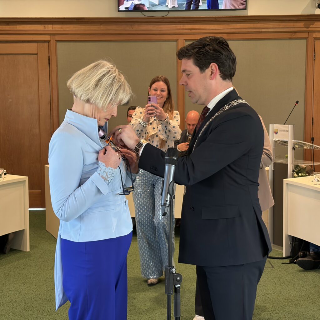 Dianneke krijgt lintje opgespeld