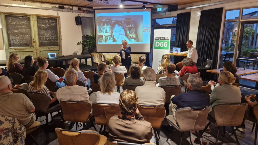 Gesprek met de mensen in de zaal over de ervaringen van Anne-Marijke Podt (Tweede Kamerlid D66) op de druk bezochte bijeenkomst Vrouwen in de politiek