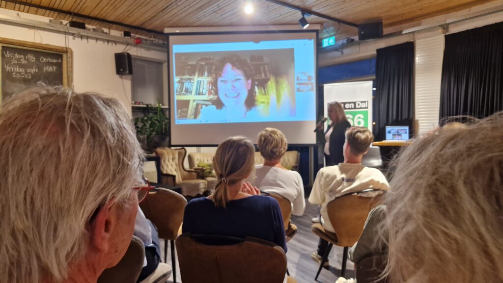 Gesprek met de mensen in de zaal over de ervaringen van Anne-Marijke Podt (Tweede Kamerlid D66) op de druk bezochte bijeenkomst Vrouwen in de politiek